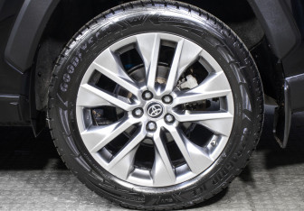 Подержанный автомобиль Toyota RAV4 2020 года (24 фото)