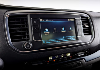 Подержанный автомобиль Peugeot Traveller 2018 года (26 фото)