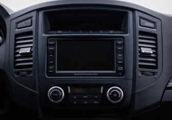Подержанный автомобиль Mitsubishi Pajero 2012 года (14 фото)