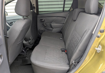 Подержанный автомобиль Renault Sandero 2017 года (12 фото)