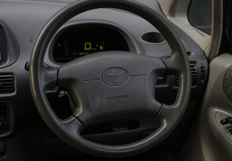 Подержанный автомобиль Toyota Corolla Spacio 2000 года (13 фото)