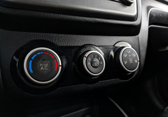 Подержанный автомобиль Kia Rio Hatchback 2015 года (21 фото)