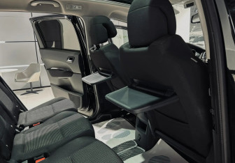 Подержанный автомобиль Peugeot 5008 Compactvan 2011 года (14 фото)