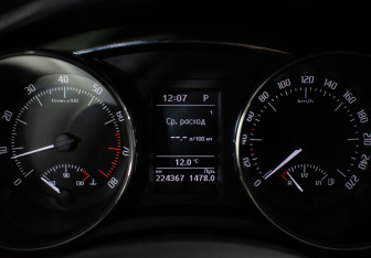 Подержанный автомобиль Skoda Superb Liftback 2014 года (12 фото)