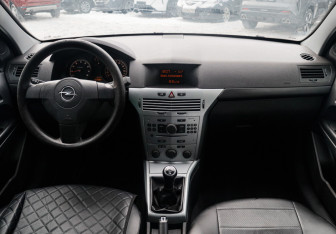 Подержанный автомобиль Opel Astra Sedan 2010 года (14 фото)