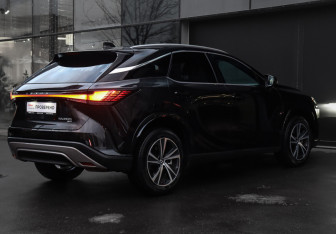 Подержанный автомобиль Lexus RX 2023 года (5 фото)
