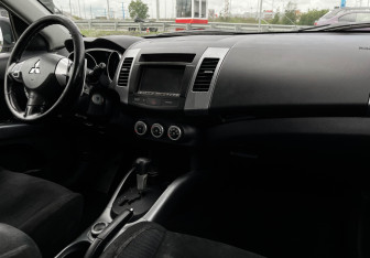 Подержанный автомобиль Mitsubishi Outlander 2008 года (9 фото)