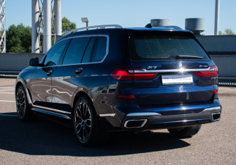 Подержанный автомобиль BMW X7 2021 года (6 фото)