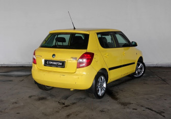 Подержанный автомобиль Skoda Fabia Hatchback 2010 года (4 фото)