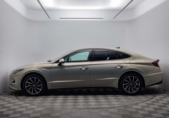 Подержанный автомобиль Hyundai Sonata 2022 года (8 фото)