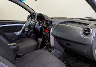 Подержанный автомобиль Nissan Terrano 2015 года (11 фото)