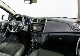 Подержанный автомобиль Renault Sandero 2018 года (5 фото)