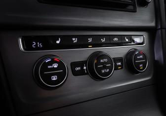 Подержанный автомобиль Volkswagen Golf Hatchback 2014 года (17 фото)