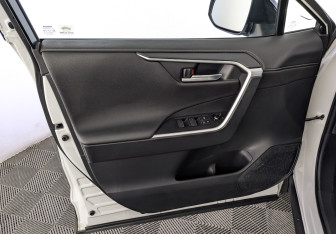 Подержанный автомобиль Toyota RAV4 2021 года (19 фото)