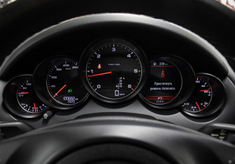 Подержанный автомобиль Porsche Cayenne 2011 года (13 фото)