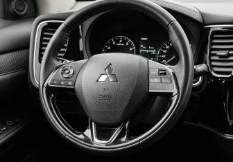 Подержанный автомобиль Mitsubishi Outlander 2020 года (14 фото)