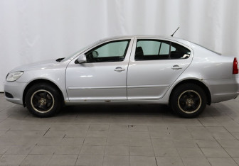 Подержанный автомобиль Skoda Octavia Liftback 2011 года (8 фото)