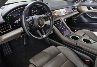 Подержанный автомобиль Porsche Taycan 2021 года (16 фото)