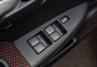 Подержанный автомобиль Nissan Note 2007 года (16 фото)