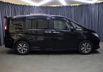 Подержанный автомобиль Honda Stepwgn 2016 года (8 фото)