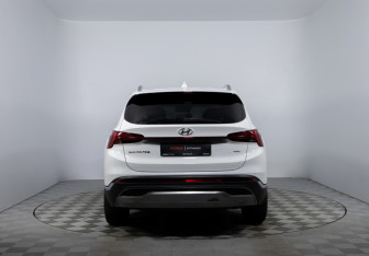 Подержанный автомобиль Hyundai Santa Fe 2021 года (6 фото)