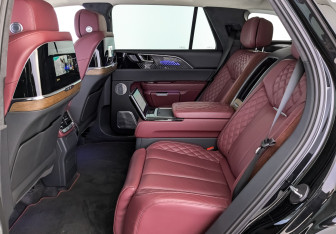 Подержанный автомобиль Hongqi E-HS9 2022 года (18 фото)