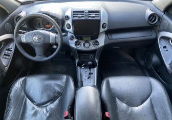 Подержанный автомобиль Toyota RAV4 2008 года (10 фото)