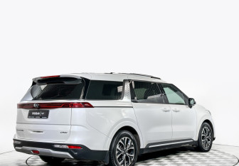 Подержанный автомобиль Kia Carnival 2021 года (5 фото)
