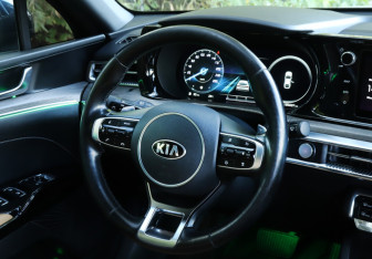 Подержанный автомобиль Kia K5 2020 года (17 фото)