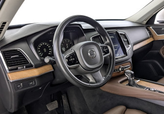 Подержанный автомобиль Volvo XC90 2019 года (15 фото)
