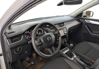 Подержанный автомобиль Skoda Octavia Liftback 2019 года (16 фото)