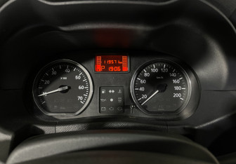 Подержанный автомобиль Nissan Terrano 2014 года (11 фото)