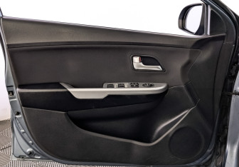 Подержанный автомобиль Kia Rio Hatchback 2012 года (19 фото)