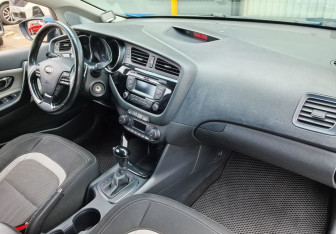 Подержанный автомобиль Kia Ceed Hatchback 2012 года (11 фото)