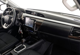 Подержанный автомобиль Toyota Hilux 2022 года (13 фото)