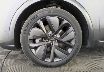 Подержанный автомобиль LiXiang L9 2023 года (11 фото)