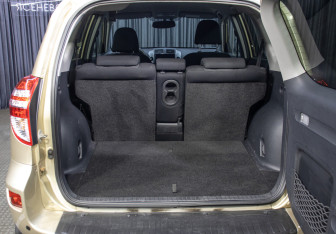 Подержанный автомобиль Toyota RAV4 2009 года (10 фото)