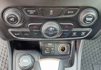 Подержанный автомобиль Jeep Cherokee 2014 года (17 фото)