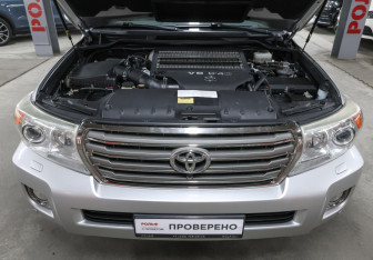 Подержанный автомобиль Toyota Land Cruiser Suv 2012 года (9 фото)