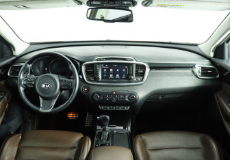 Подержанный автомобиль Kia Sorento 2017 года (12 фото)