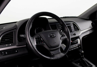 Подержанный автомобиль Hyundai Elantra Sedan 2018 года (9 фото)