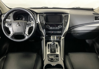 Подержанный автомобиль Mitsubishi Pajero Sport 2019 года (12 фото)