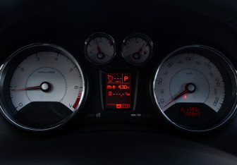 Подержанный автомобиль Peugeot 408 2014 года (10 фото)