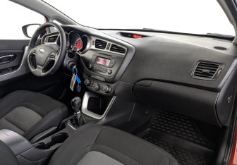 Подержанный автомобиль Kia Ceed Hatchback 2014 года (13 фото)