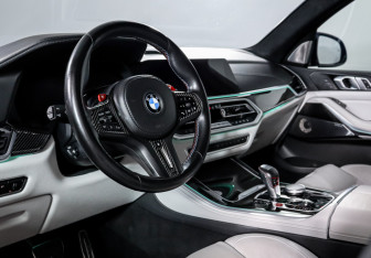 Подержанный автомобиль BMW X5 M 2021 года (14 фото)