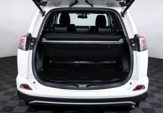 Подержанный автомобиль Toyota RAV4 2016 года (10 фото)