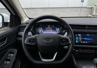 Подержанный автомобиль Omoda S5 2024 года (14 фото)