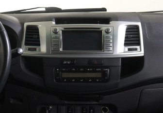 Подержанный автомобиль Toyota Hilux 2013 года (10 фото)