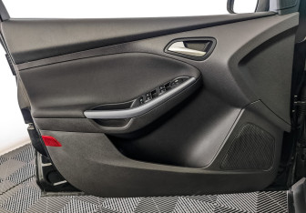 Подержанный автомобиль Ford Focus Hatchback 2014 года (19 фото)