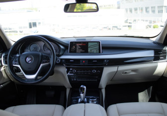 Подержанный автомобиль BMW X5 2015 года (11 фото)